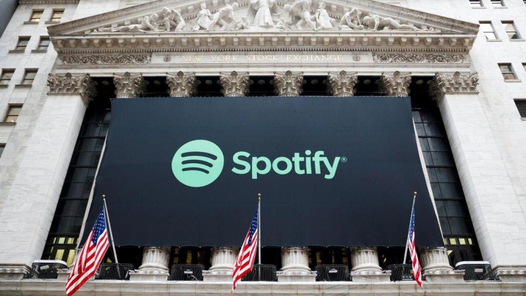 Una pancarta de la plataforma de 'streaming' musical Spotify cubre la fachada de la Bolsa de Nueva York durante su primer día de cotización en bolsa.