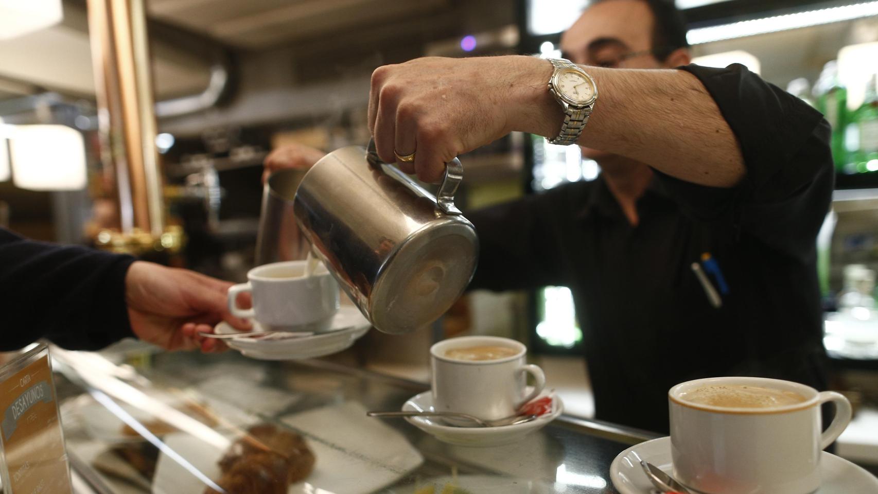Imagen de archivo de un trabajador de la hostelería.