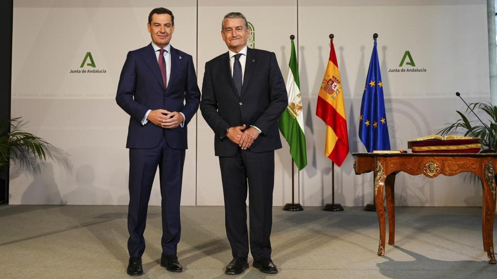El consejero de Sanidad, Antonio Sanz, con el presidente de la Junta, Juanma Moreno, tras su toma de posesión.