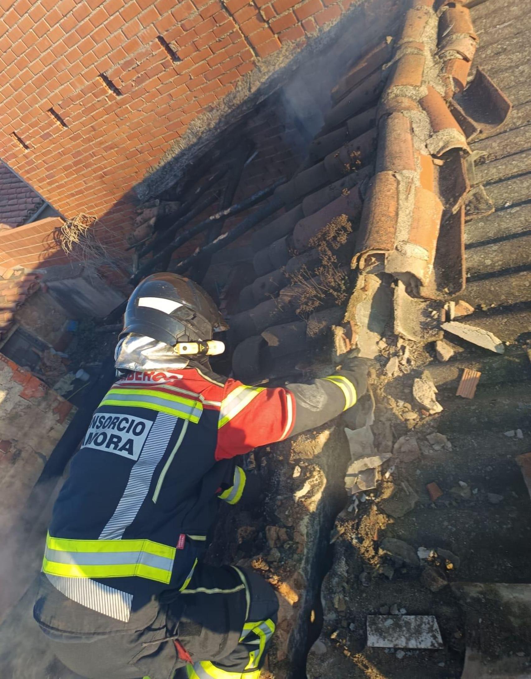 Un bombero en el tejado de la vivienda de Corrales del Vino