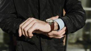 Un hombre consulta su reloj.