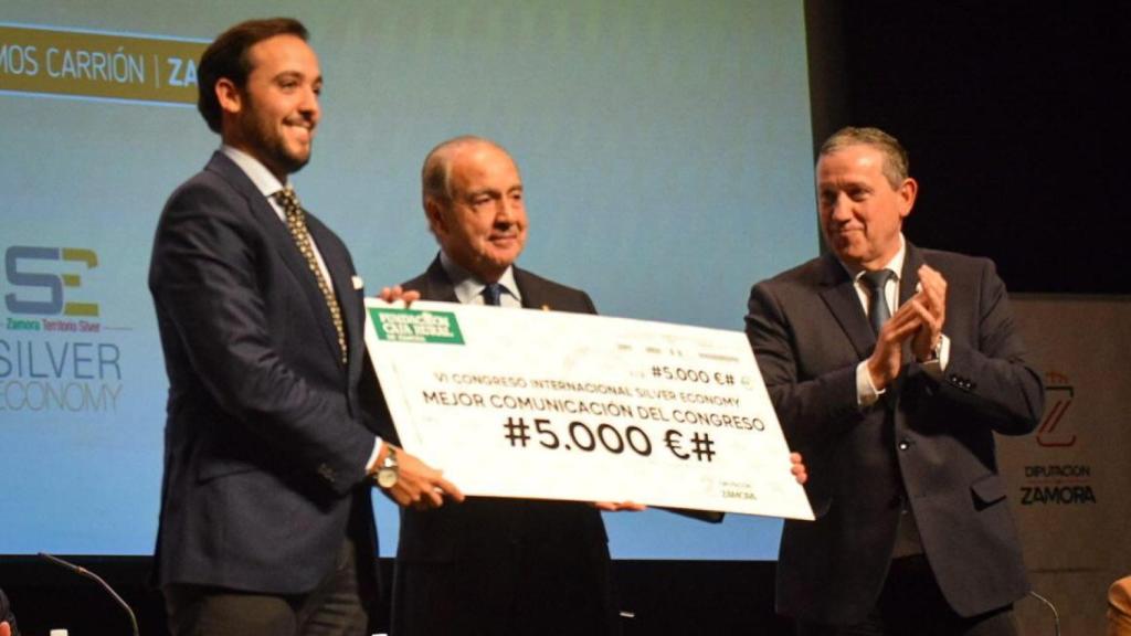 Entrega de uno de los premios del Congreso Silver Economy de Zamora a Raúl Antúnez-Conde Hidalgo