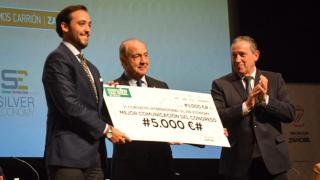 Entrega de uno de los premios del Congreso Silver Economy de Zamora a Raúl Antúnez-Conde Hidalgo