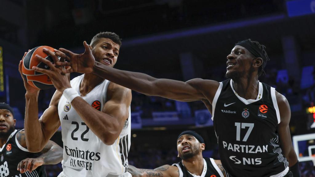 Tavares retiene el balón ante la presión de un rival del Partizán.