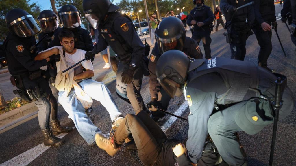 Manifestantes propalestinos se congregan frente al partido de Euroliga entre el Valencia y el Hapoel Tel Aviv.