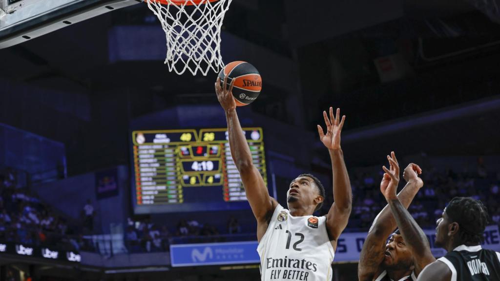 Theo Maledon entra a canasta en el partido entre el Real Madrid y el Partizán.