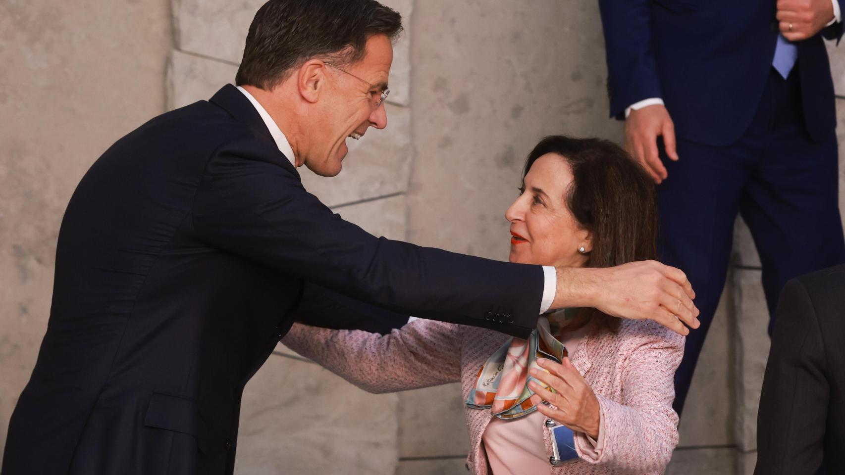 Mark Rutte, secretario general de la OTAN, saluda a Margarita Robles, ministra de Defensa española, este miércoles, al inicio de su reunión en Bruselas.