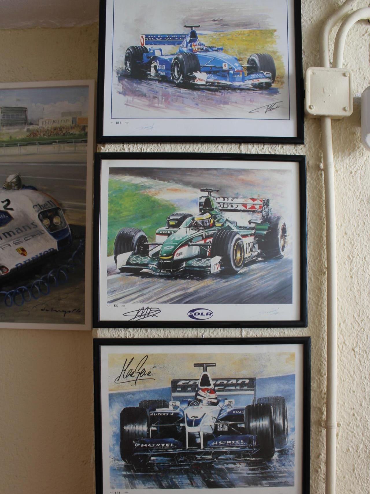 Los tres cuadros firmados por los pilotos de carreras (de abajo a arriba) Marc Gené, Pedro Martínez de la Rosa y Fernando Alonso.