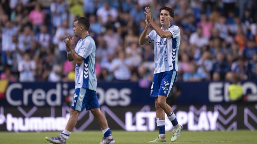 Juanpe devuelve la ovación a La Rosaleda.