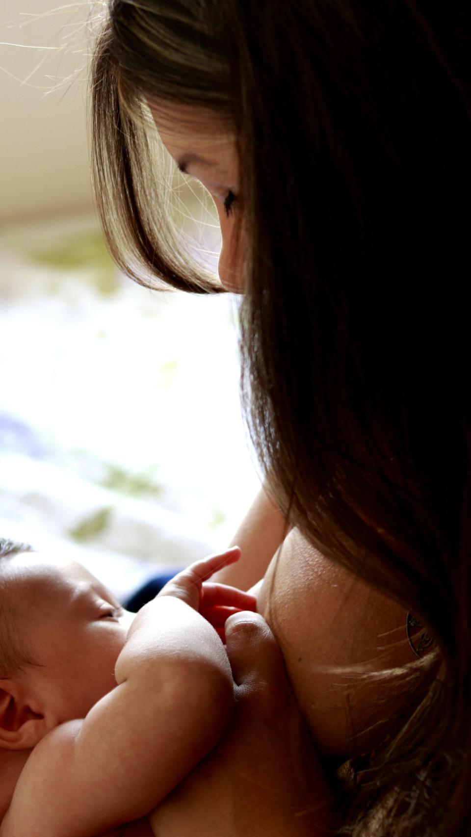 Imagen de una madre amamantando a su bebé.