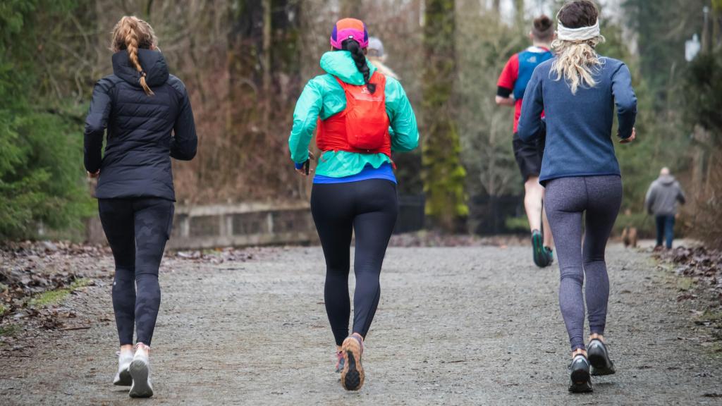 Imagen de archivo de tres mujeres corriendo.