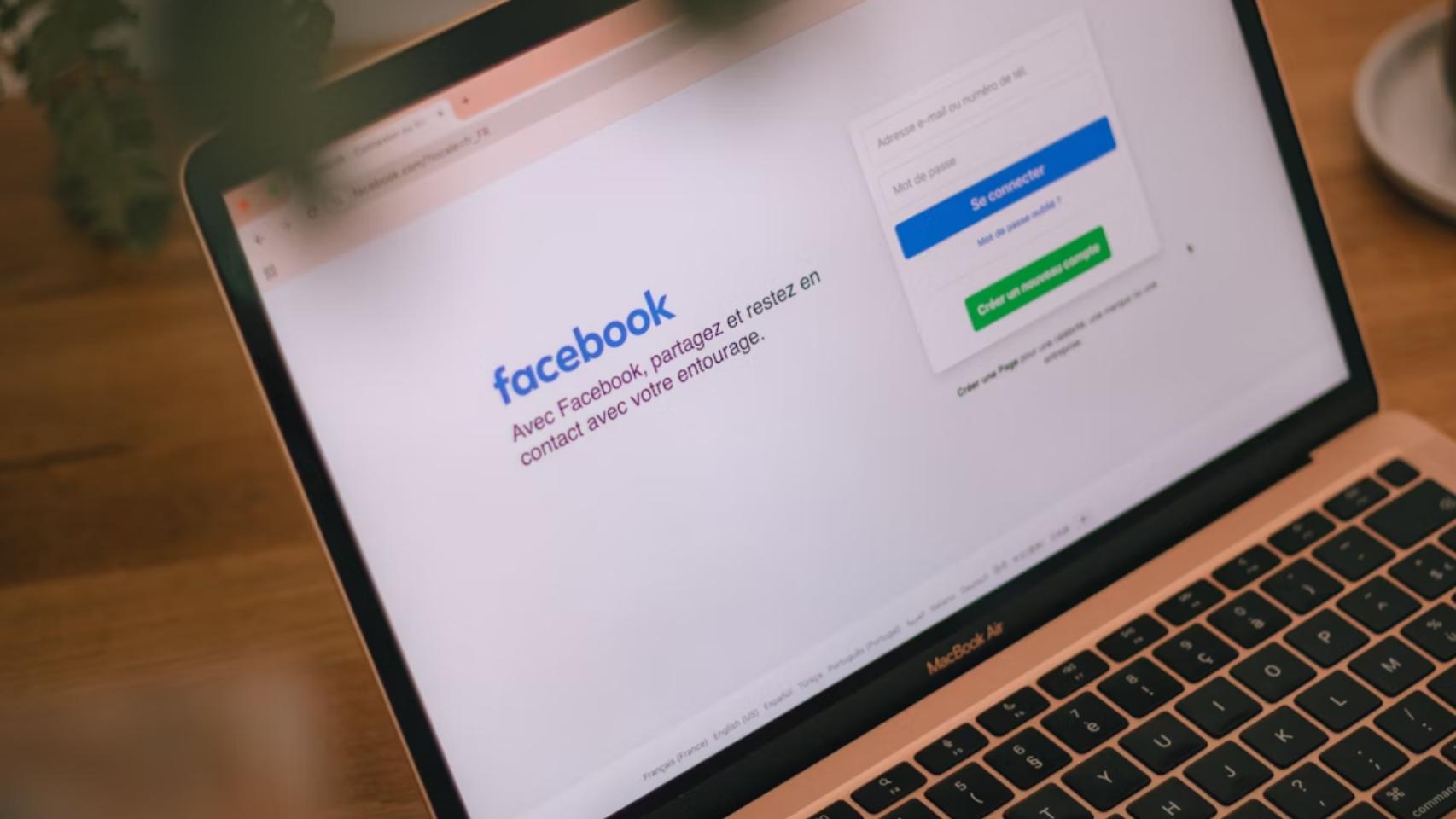 Un ordenador con Facebook abierto en el navegador.