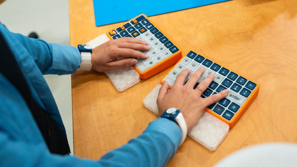 OnCue es un teclado adaptable para personas con Párkinson.