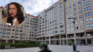Fotomontaje de una joven y un bloque de viviendas en el centro de A Coruña.