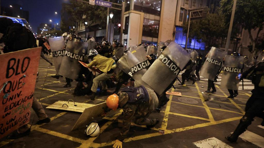 La Policía peruana carga contra los manifestantes en Lima.