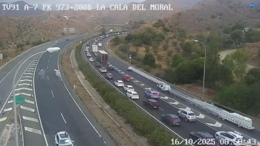 Más de diez kilómetros de atascos en La Cala del Moral (Málaga).