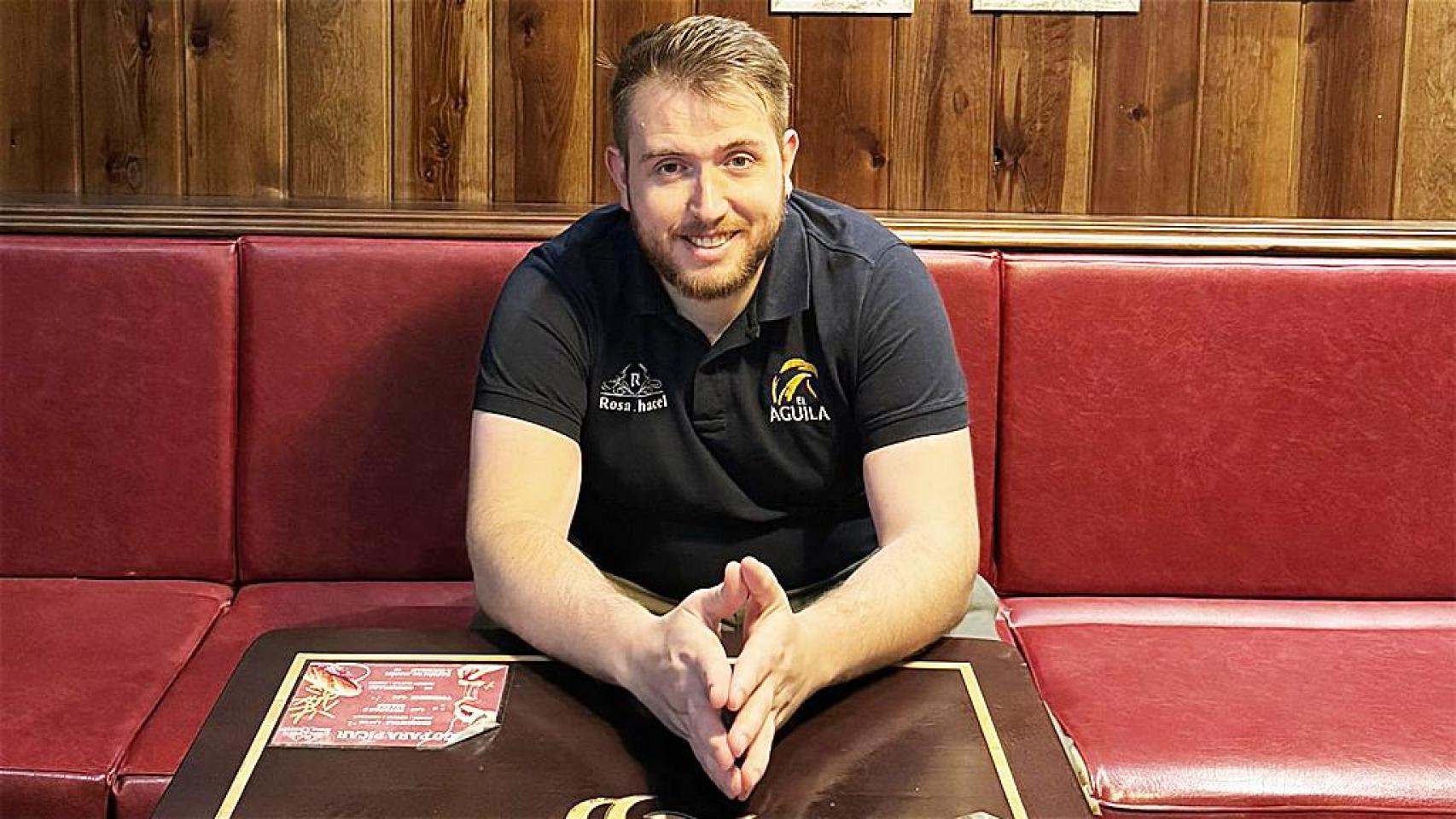 José María, un joven hostelero vallisoletano en su Bar Rosa Chacel