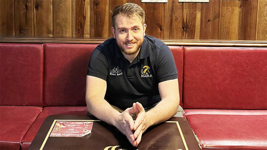 José María, un joven hostelero vallisoletano en su Bar Rosa Chacel