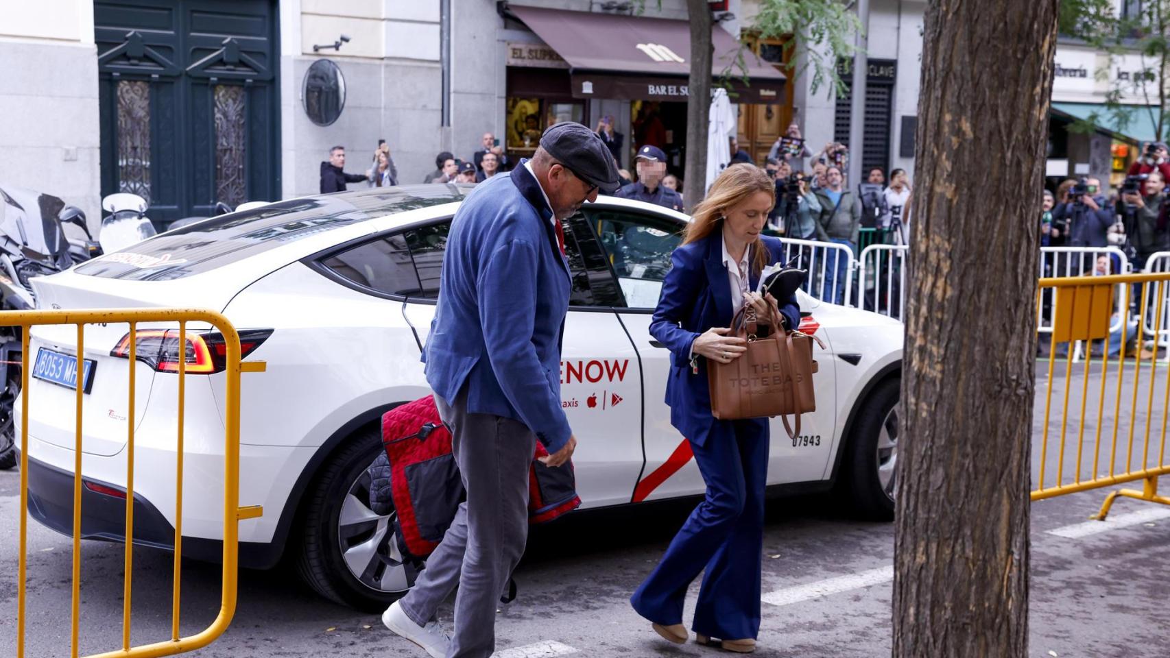 Koldo García y su abogada, Leticia de la Hoz, este jueves llegando al Tribunal Supremo.