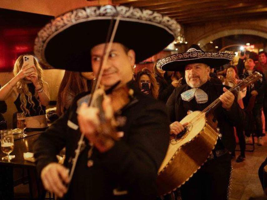 Los mariachis en Hijo del Maíz.