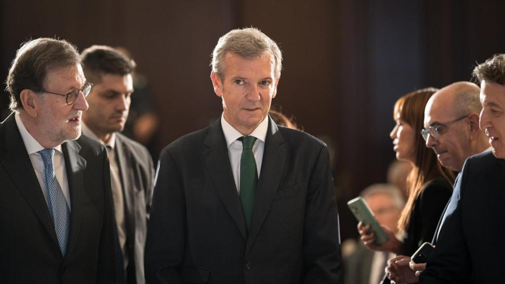 El expresidente del Gobierno, Mariano Rajoy, y el presidente de la Xunta, Alfonso Rueda, durante un desayuno informativo de Fórum Europa, en el Real Casino Gran Círculo de Madrid