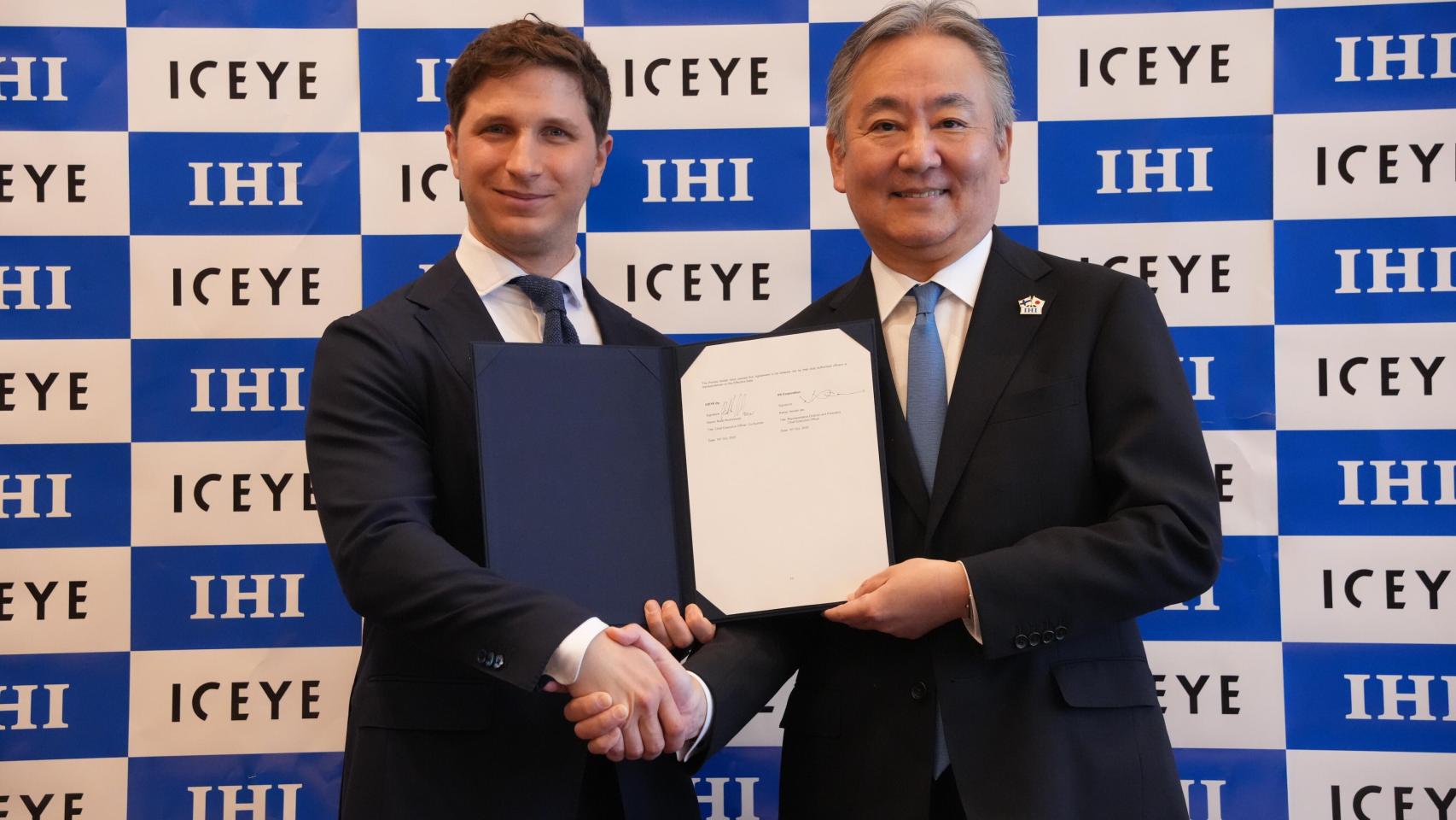 Rafal Modrzewski, co-fundador y CEO de ICEYE, y Hiroshi Ide, presidente y CEO de IHI Corporation.