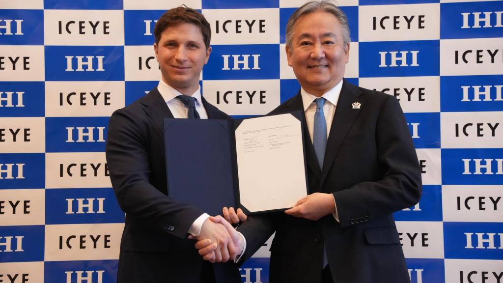 Rafal Modrzewski, co-fundador y CEO de ICEYE, y Hiroshi Ide, presidente y CEO de IHI Corporation.