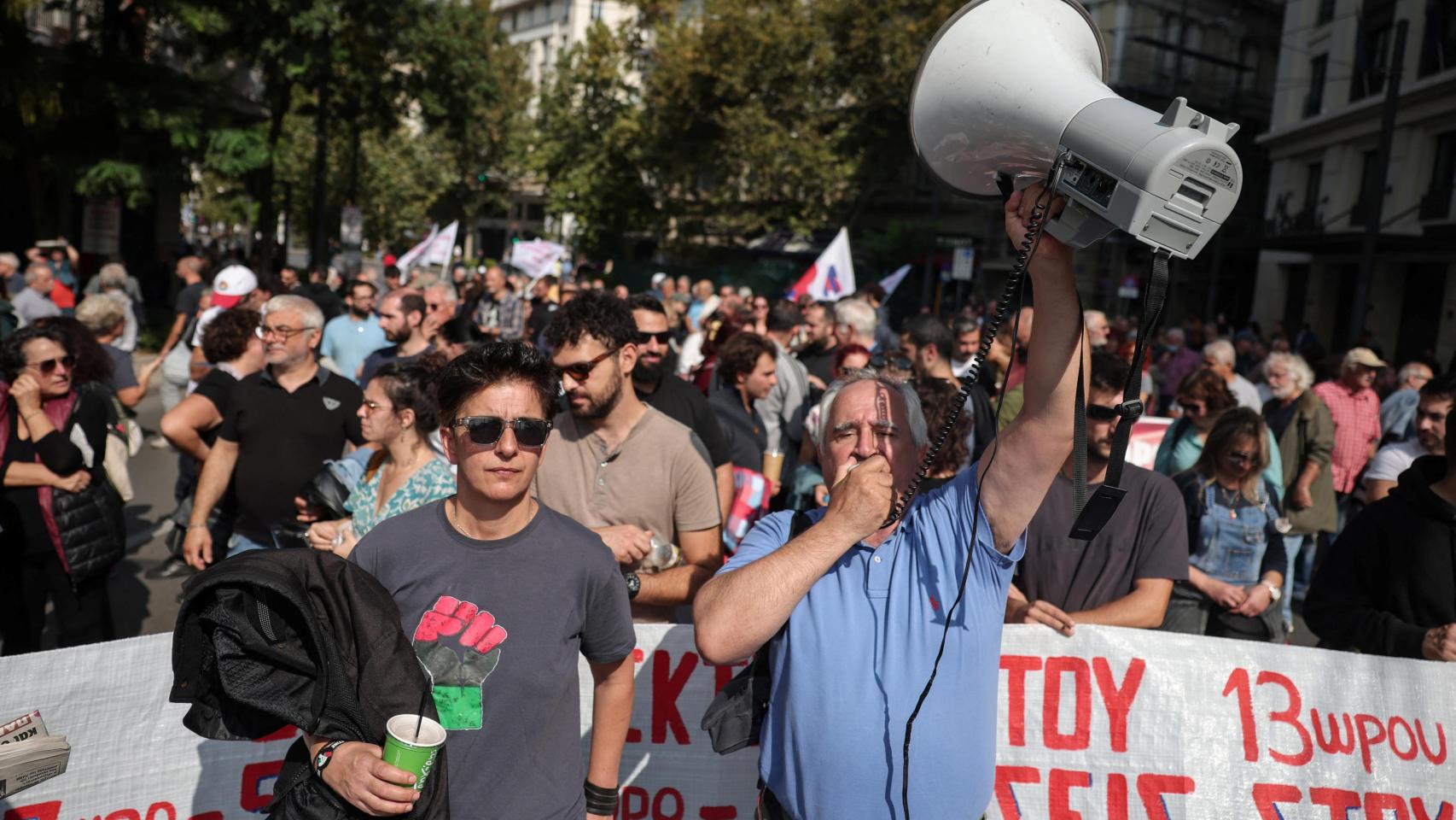 Protestas este martes contra la jornada laboral de hasta las 13 horas diarias que hoy ha aprobado el Parlamento griego.