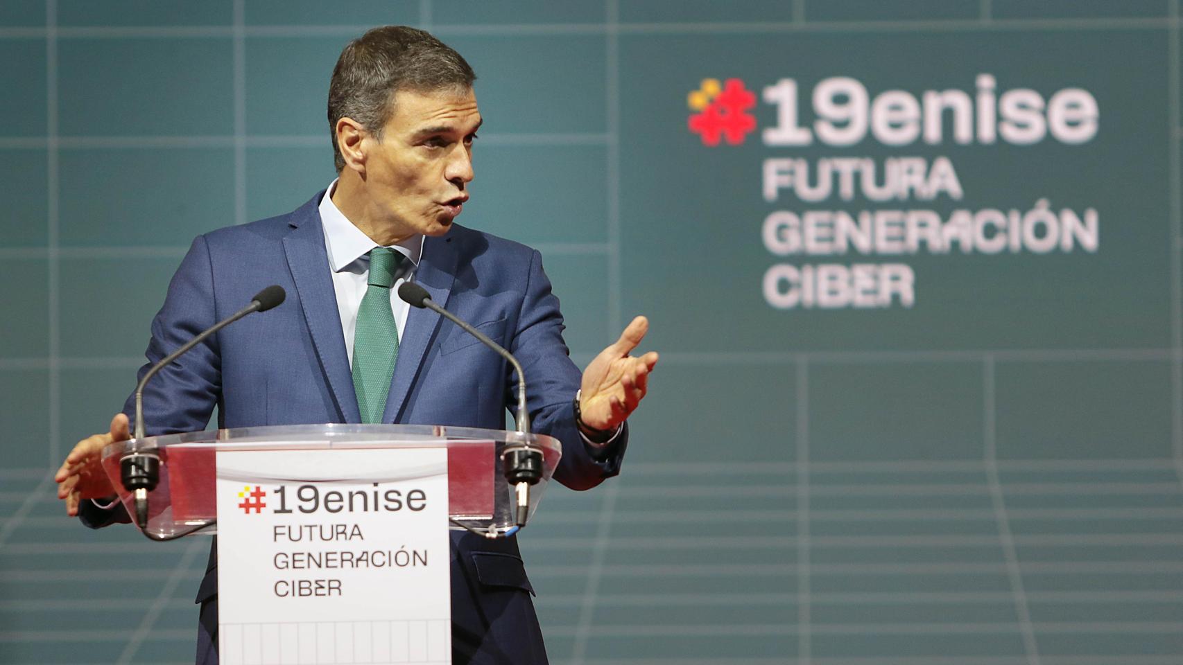 El presidente del Gobierno, Pedro Sánchez, acompañado por el ministro para la Transformación Digital y de la Función Pública, Óscar López, y el delegado del Gobierno en Castilla y León, Nicanor Sen, participa en la clausura del 19 Encuentro Internacional de Seguridad de la Información