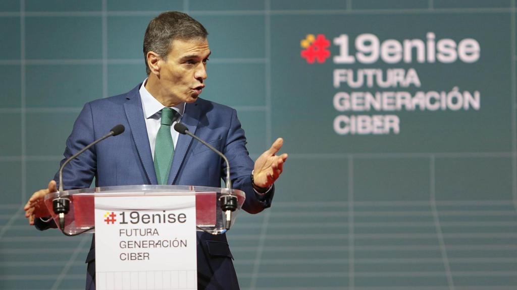 El presidente del Gobierno, Pedro Sánchez, acompañado por el ministro para la Transformación Digital y de la Función Pública, Óscar López, y el delegado del Gobierno en Castilla y León, Nicanor Sen, participa en la clausura del 19 Encuentro Internacional de Seguridad de la Información