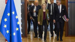 La presidenta de la Comisión, Ursula von der Leyen, y su comisario de Defensa, Andrius Kubilius, detrás a la izquierda, durante la reunión del Ejecutivo comunitario este jueves en Bruselas