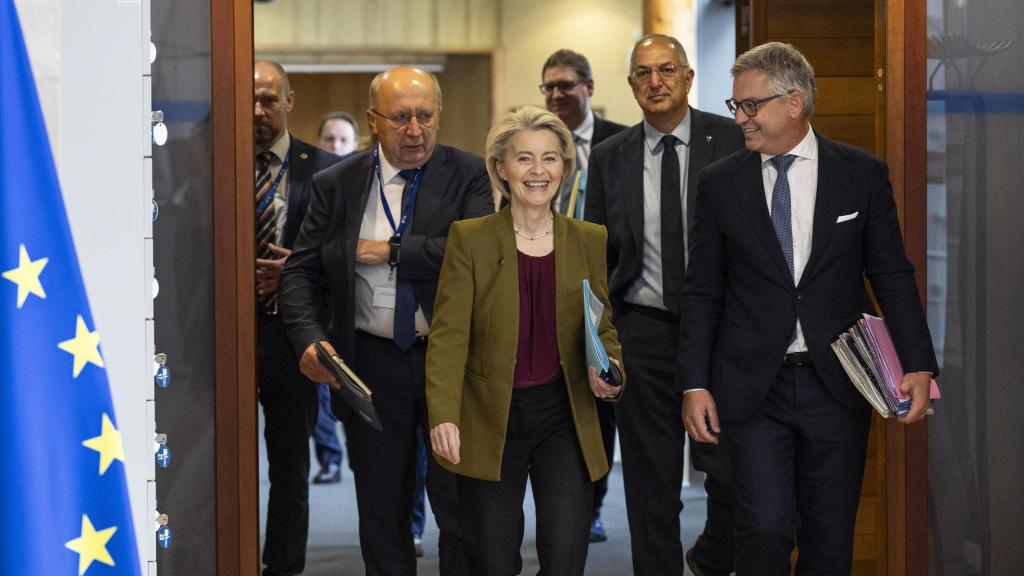 La presidenta de la Comisión, Ursula von der Leyen, y su comisario de Defensa, Andrius Kubilius, detrás a la izquierda, durante la reunión del Ejecutivo comunitario este jueves en Bruselas
