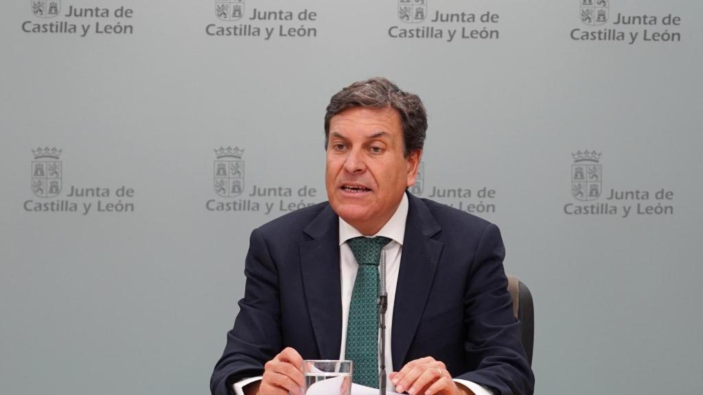 El consejero de Economía y Hacienda y portavoz, Carlos Fernández Carriedo, comparece en rueda de prensa posterior al Consejo de Gobierno.
