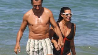 Juan del Val y Nuria Roca disfrutando de la playa en Cádiz. EP