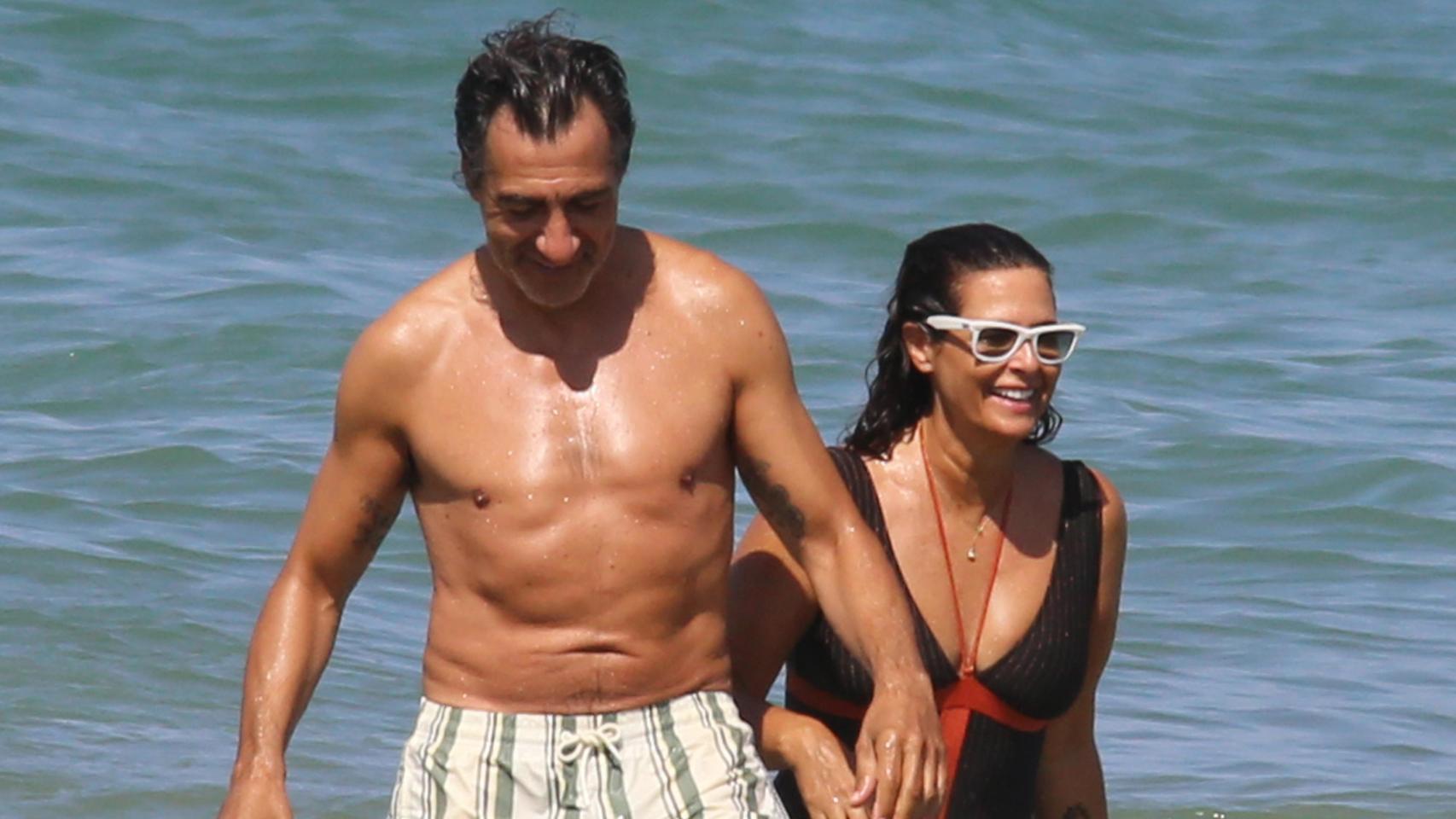 Juan del Val y Nuria Roca disfrutando de la playa en Cádiz. EP