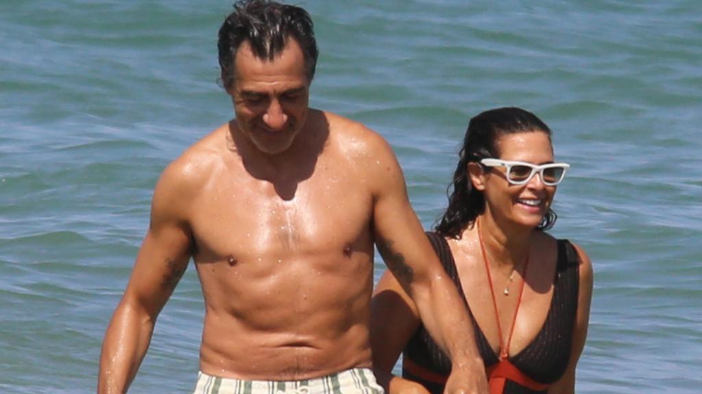 Juan del Val y Nuria Roca disfrutando de la playa en Cádiz. EP