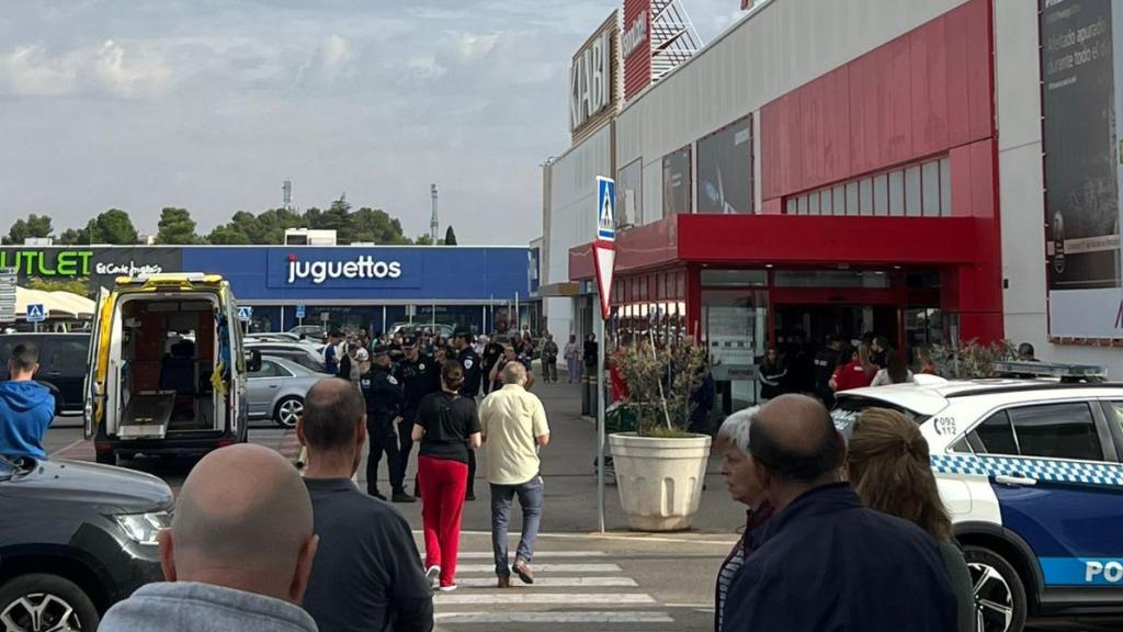 Revuelo en las inmediaciones del establecimiento.