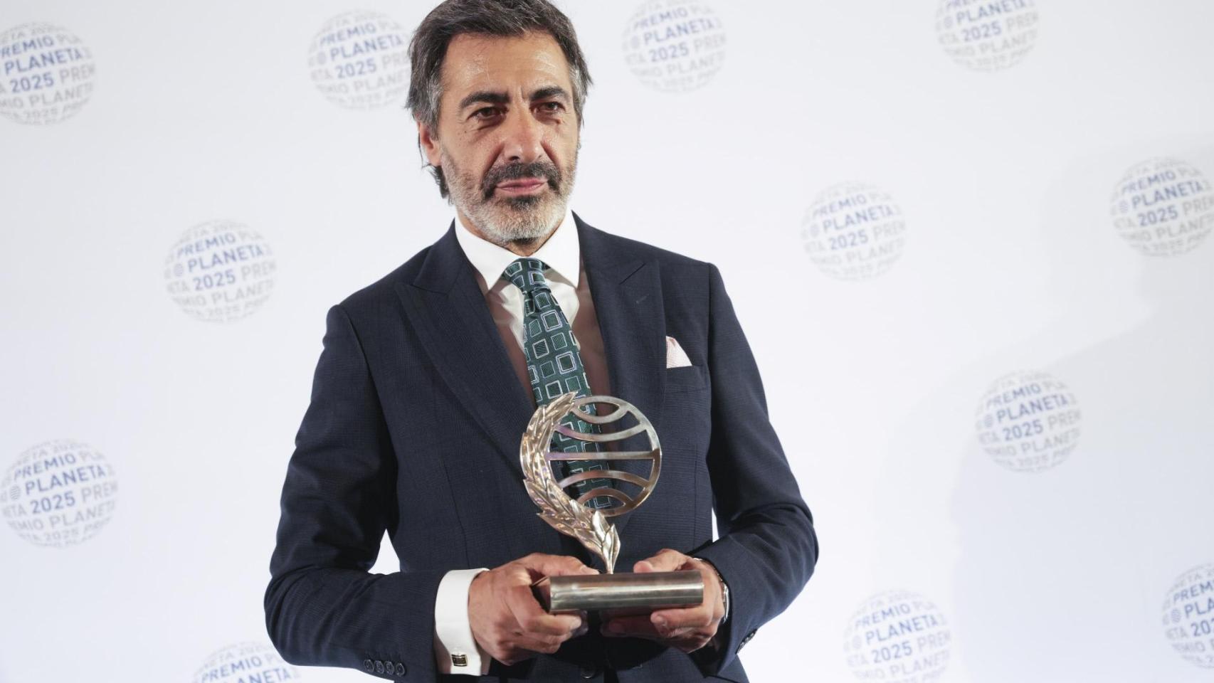 Juan del Val con el Premio Planeta