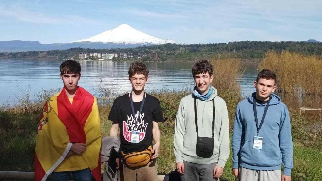 Pablo Freire, segundo por la izquierda en Chile, con el volcán Osorno de fondo.