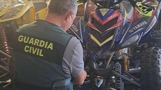 Imagen de un agente con el quad con el que el investigado atropelló mortalmente a una vaquilla en las fiestas de Bolaños de Campos