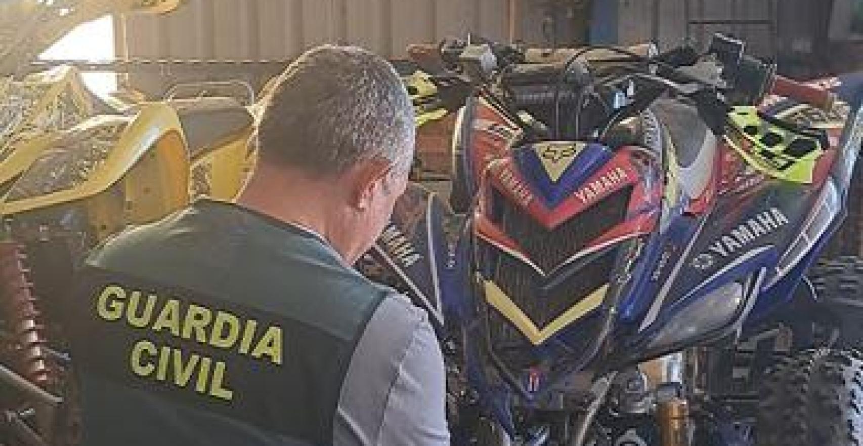 Imagen de un agente con el quad con el que el investigado atropelló mortalmente a una vaquilla en las fiestas de Bolaños de Campos