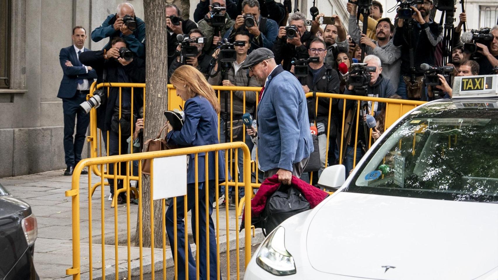Koldo García, exasesor de Ábalos, a su llegada al Tribunal Supremo junto a su abogada.
