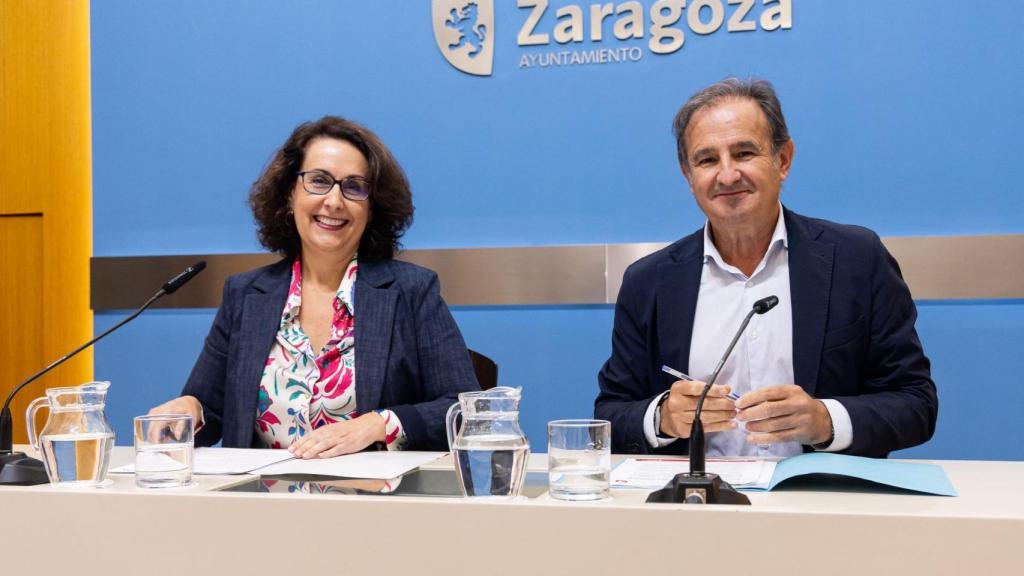 Eva Torres, concejala de Vox, junto al portavoz del PP Zaragoza, Ángel Lorén.