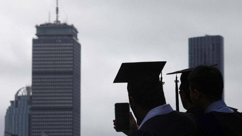 Dos estudiantes norteamericanos se graduaron antes de que Trump volviera a la Casa Blanca.