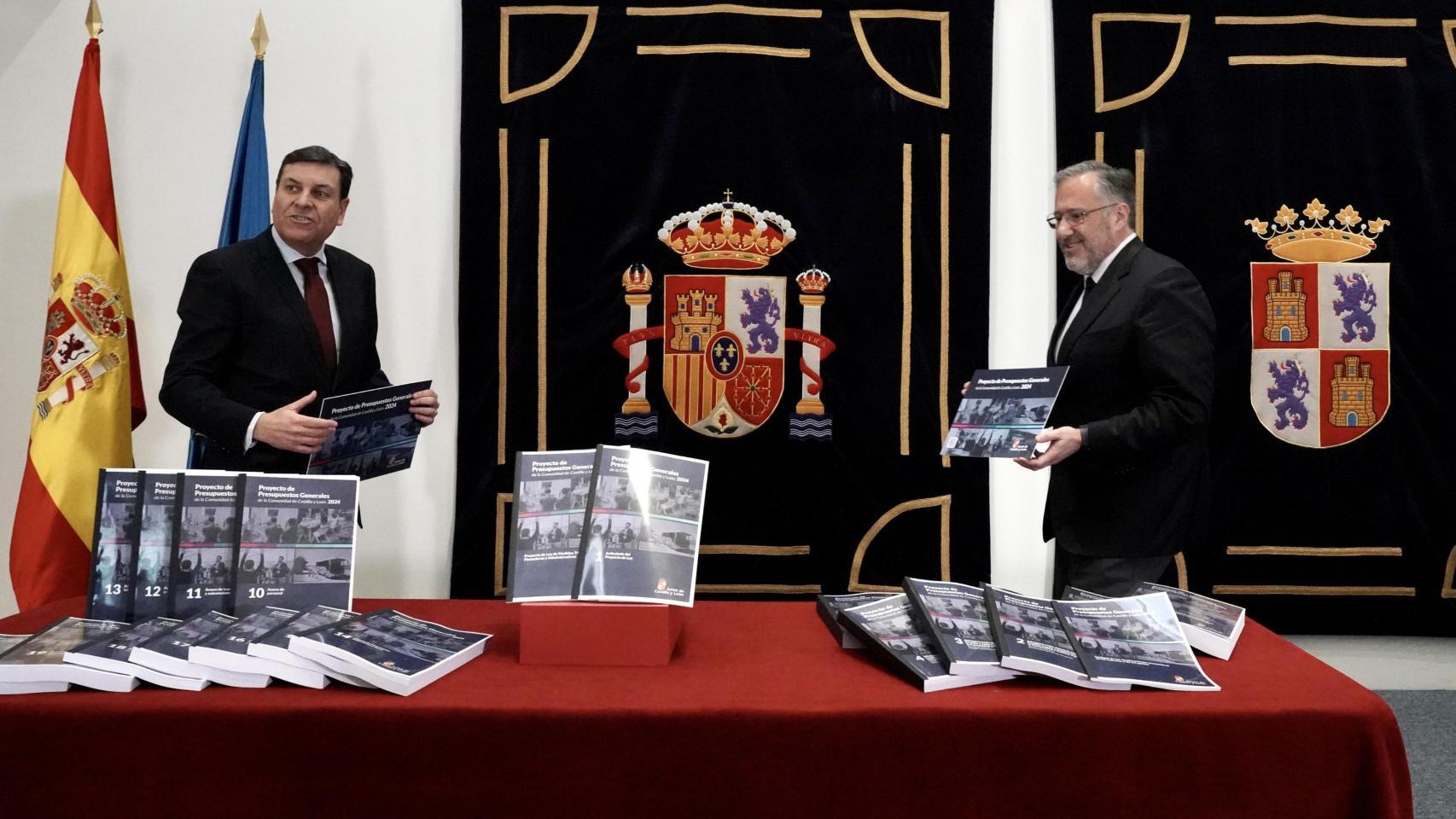 Foto de archivo, del presidente de las Cortes, Carlos Pollán, recibe el proyecto de ley de Presupuestos Generales de la Comunidad para 2024 de manos del consejero de Economía y Hacienda, Carlos Fernández Carriedo,