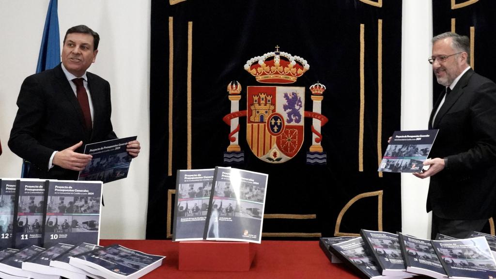 Foto de archivo, del presidente de las Cortes, Carlos Pollán, recibe el proyecto de ley de Presupuestos Generales de la Comunidad para 2024 de manos del consejero de Economía y Hacienda, Carlos Fernández Carriedo,