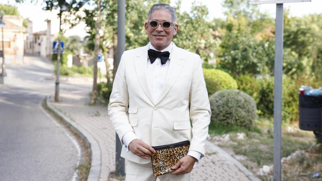 Boris Izaguirre posando con la prensa en un acto público.