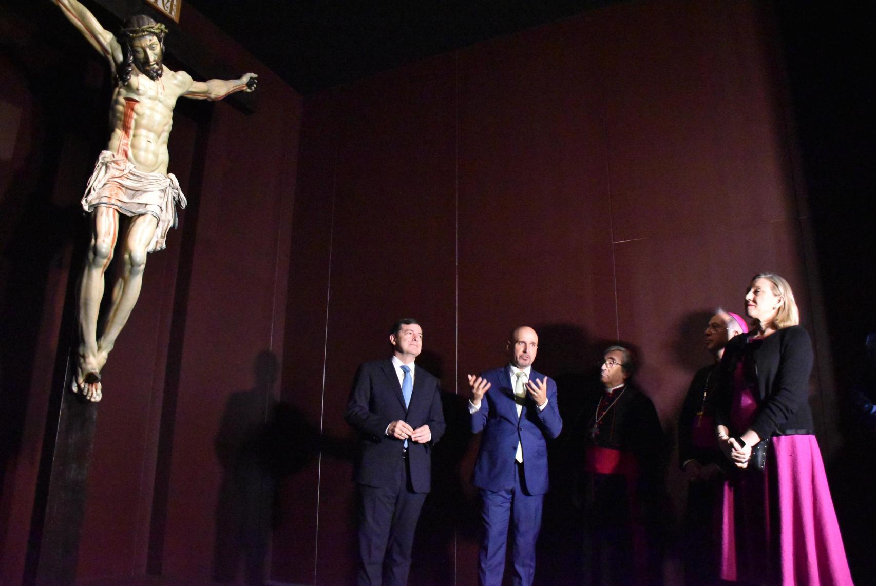 Las autoridades observan el Cristo de las Injurias durante Las Edades del Hombre