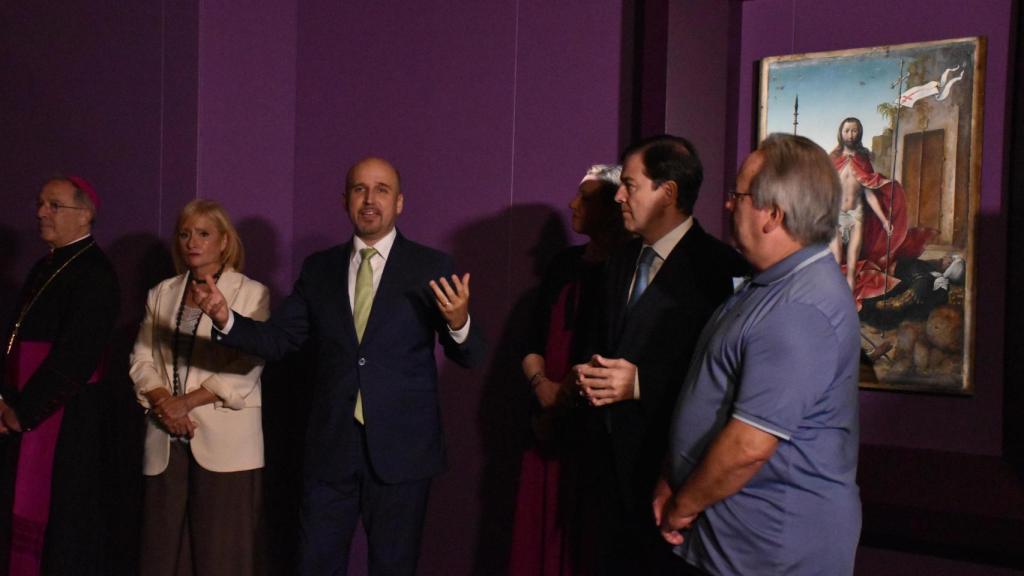 Mañueco durante la visita a Las Edades del Hombre de Zamora