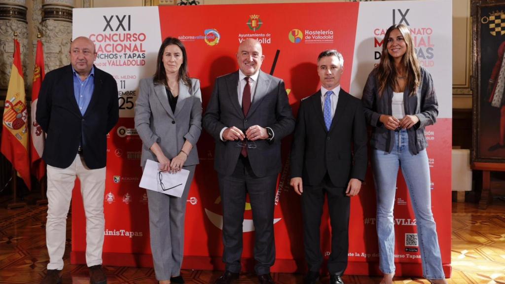 El presidente de la Asociación Provincial de Empresarios de Hostelería, Jaime Fernández; la directora técnica del Concurso Nacional, Ana García; el alcalde de Valladolid, Jesús Julio Carnero; el director técnico del Campeonato Mundial, Ángel Moretón; y la concejala de Turismo, Eventos y Marca Ciudad, Blanca Jiménez, en la presentación del XXI Concurso Nacional de Pinchos y Tapas Ciudad de Valladolid y el IX Campeonato Mundial de Tapas Ciudad de Valladolid.